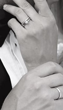 snubní prsteny umístěné na rukou