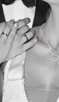 Nevěsta a ženich představují náhrdelník a diamantové šperky