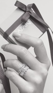 diamantový prsten na prstu