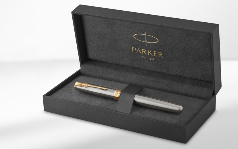 pero je zabaleno v elegantní krabičce