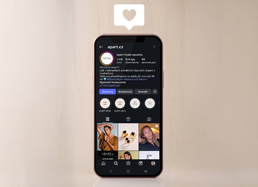 Mobilní telefon s otevřenou aplikací instagram