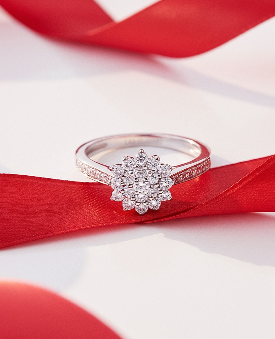 Prsten z bílého zlata s laboratorně diamanty