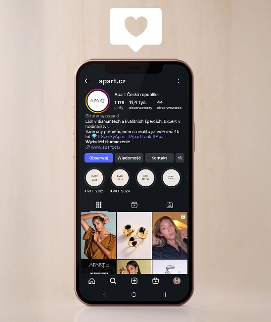 Mobilní telefon s otevřenou aplikací instagram