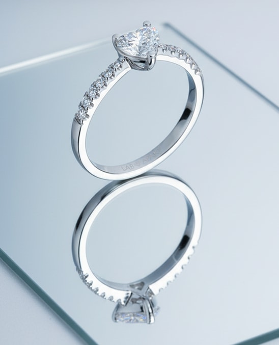 Prsten z bílého zlata s velkým diamantem a kubickou zirkonií