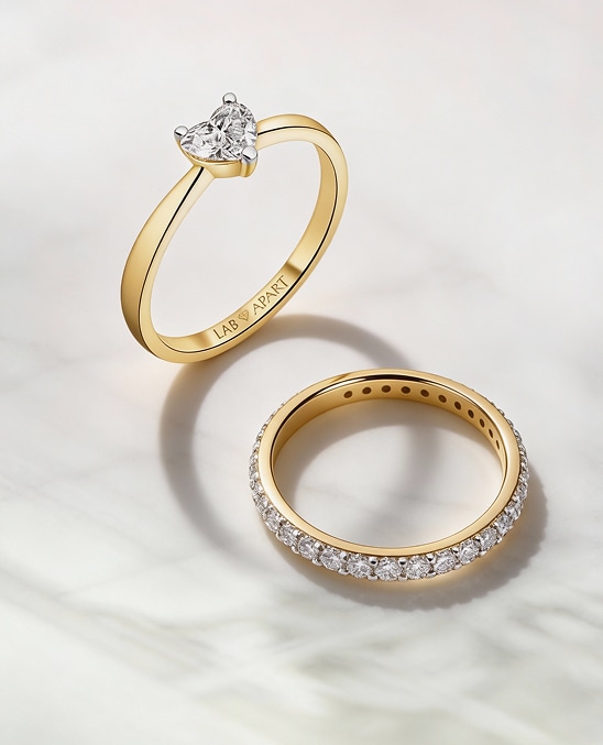 Dva zlaté prsteny s laboratorními diamanty