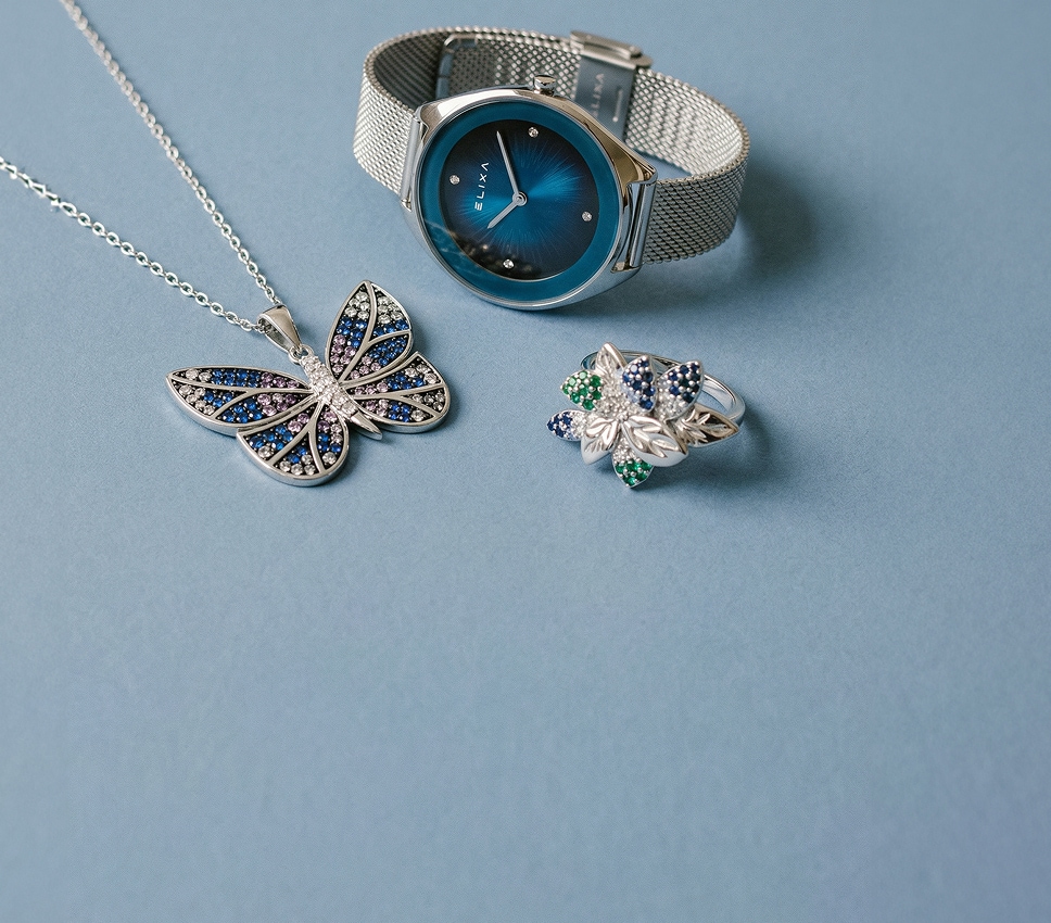 Hodinky, přívěsek s motýlem a stříbrný prsten
