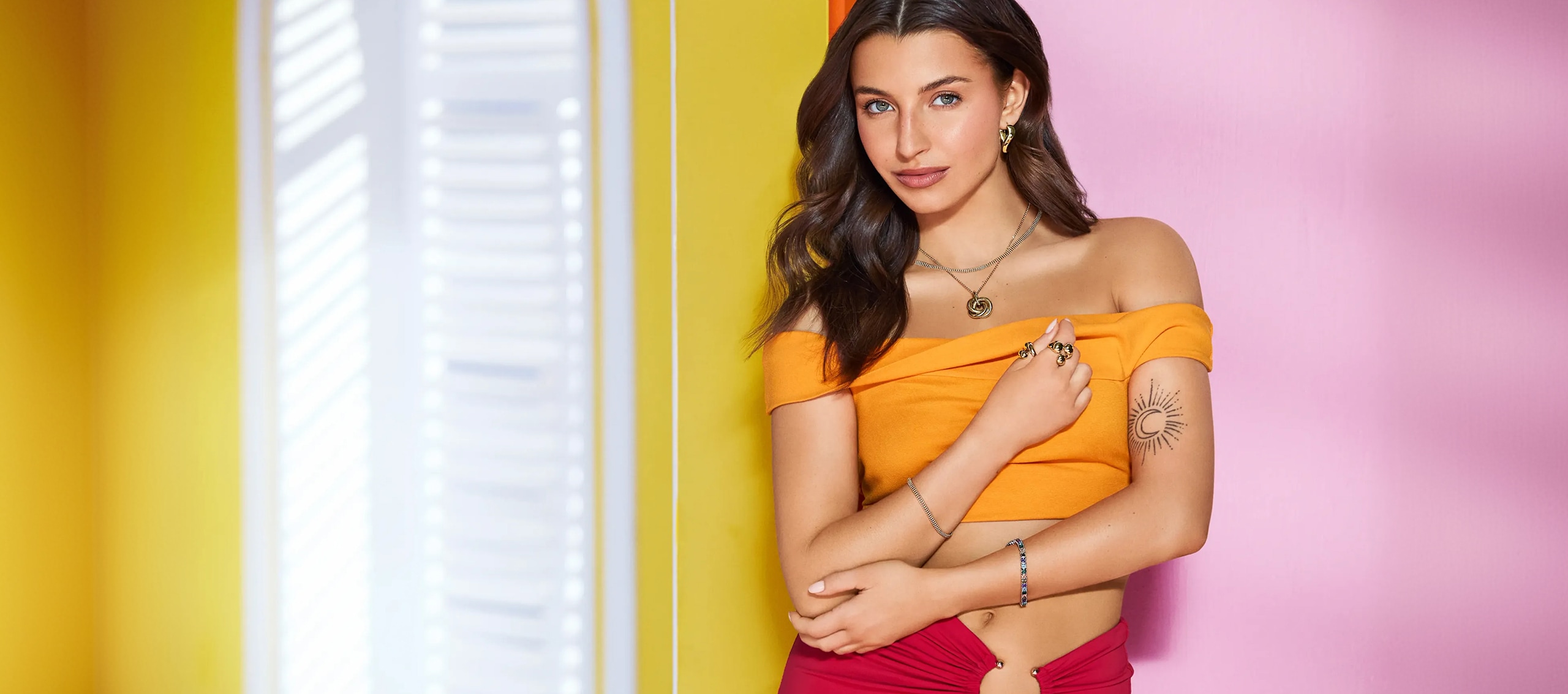 Julia Wieniawa představuje šperky v letním outfitu