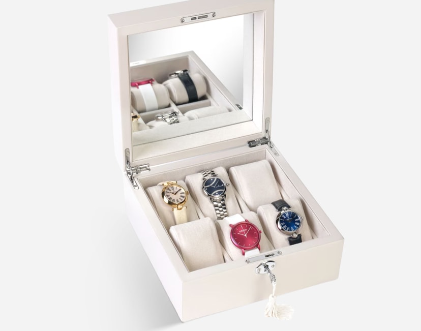 Béžová krabička na hodinky s hodinkami