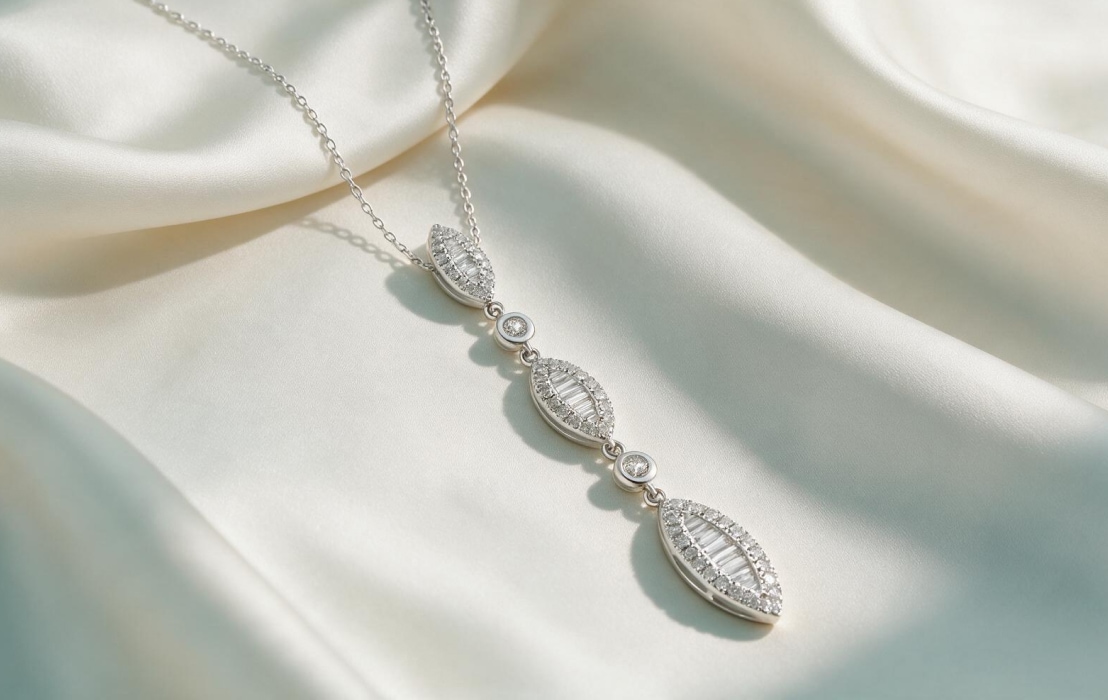 Náhrdelník z bílého zlata zdobený diamanty