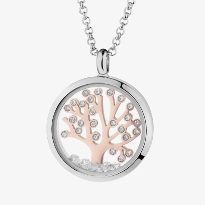 Kulatý stříbrný přívěsek s růžovým stromečkem uvnitř.