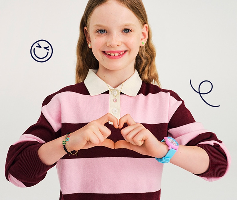 dívka s dlouhými blond vlasy ve svetru s vodorovnými hnědými a růžovými pruhy