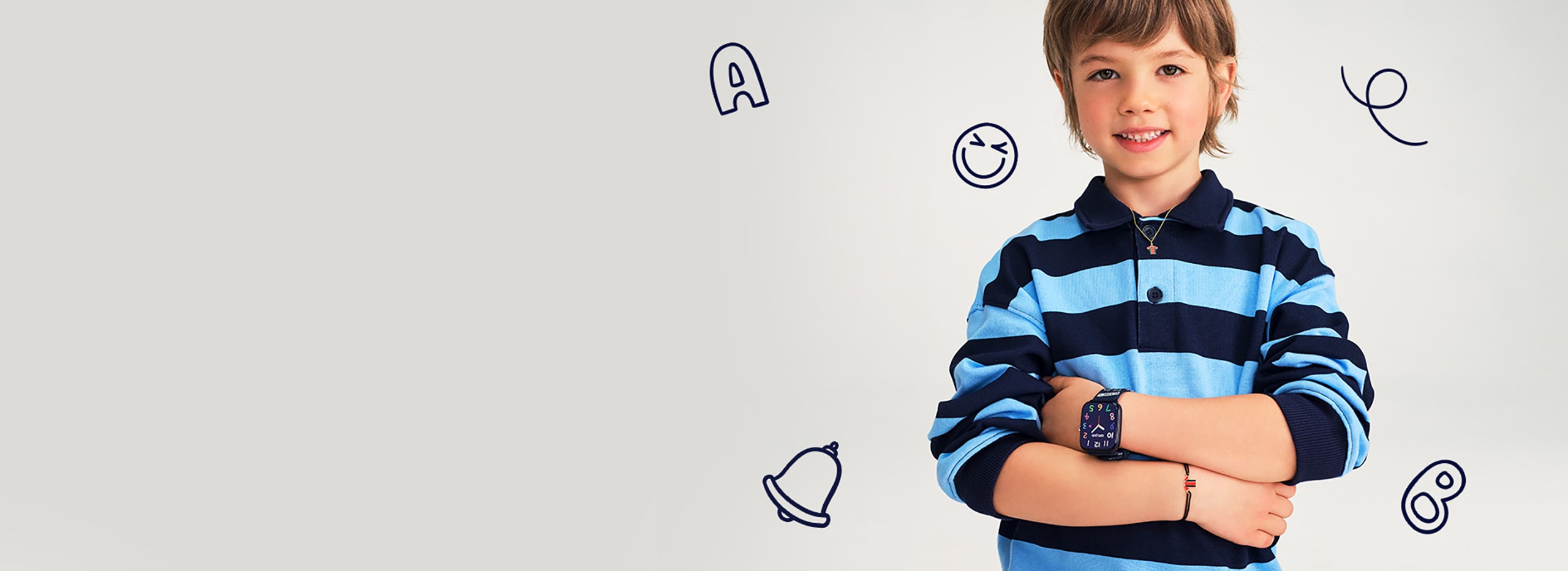 Chlapec v tmavě modré mikině s horizontálními pruhy ukazuje hodinky