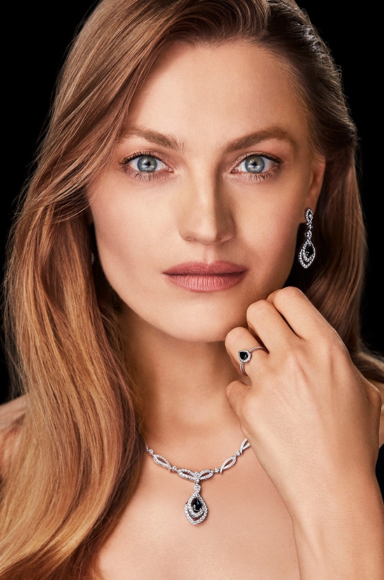 Šperky z bílého zlata s diamanty a safíry