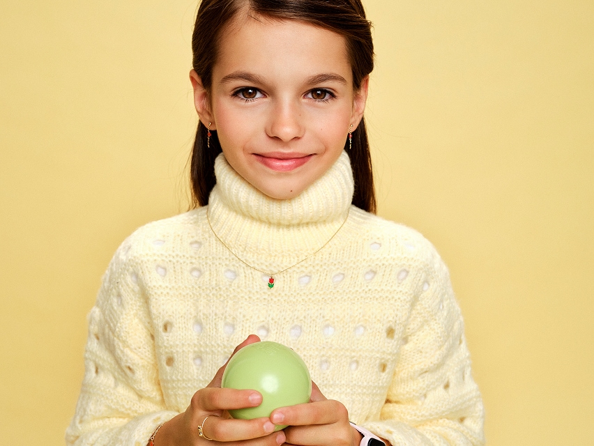 dívka představující šperky z kolekce Kids Collection
