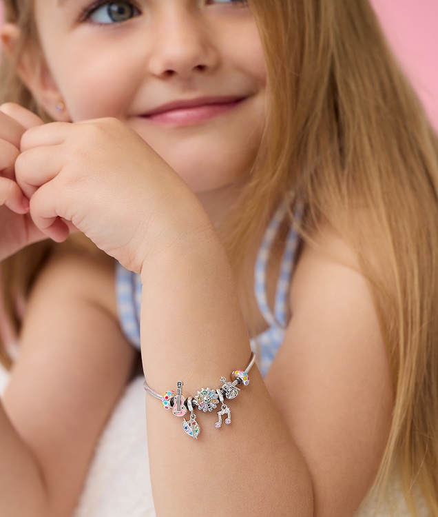 stříbrný náramek s korálky