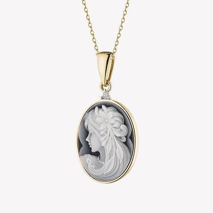 Zlatý přívěsek s obrázkem ženy ve vintage stylu