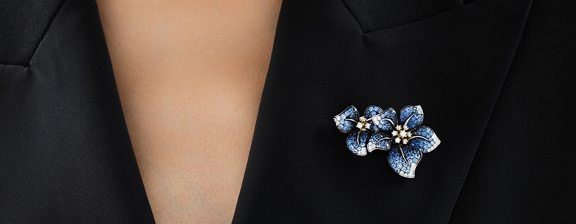 Stříbrná brož v modré barvě - květina