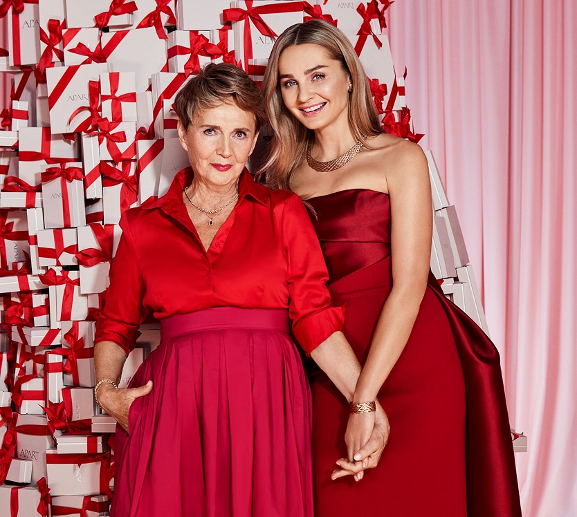 Małgorzata Socha a její matka v červených šatech, předávají šperky před dárky