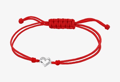 Červený náramek se stříbrným přívěskem ve tvaru srdce