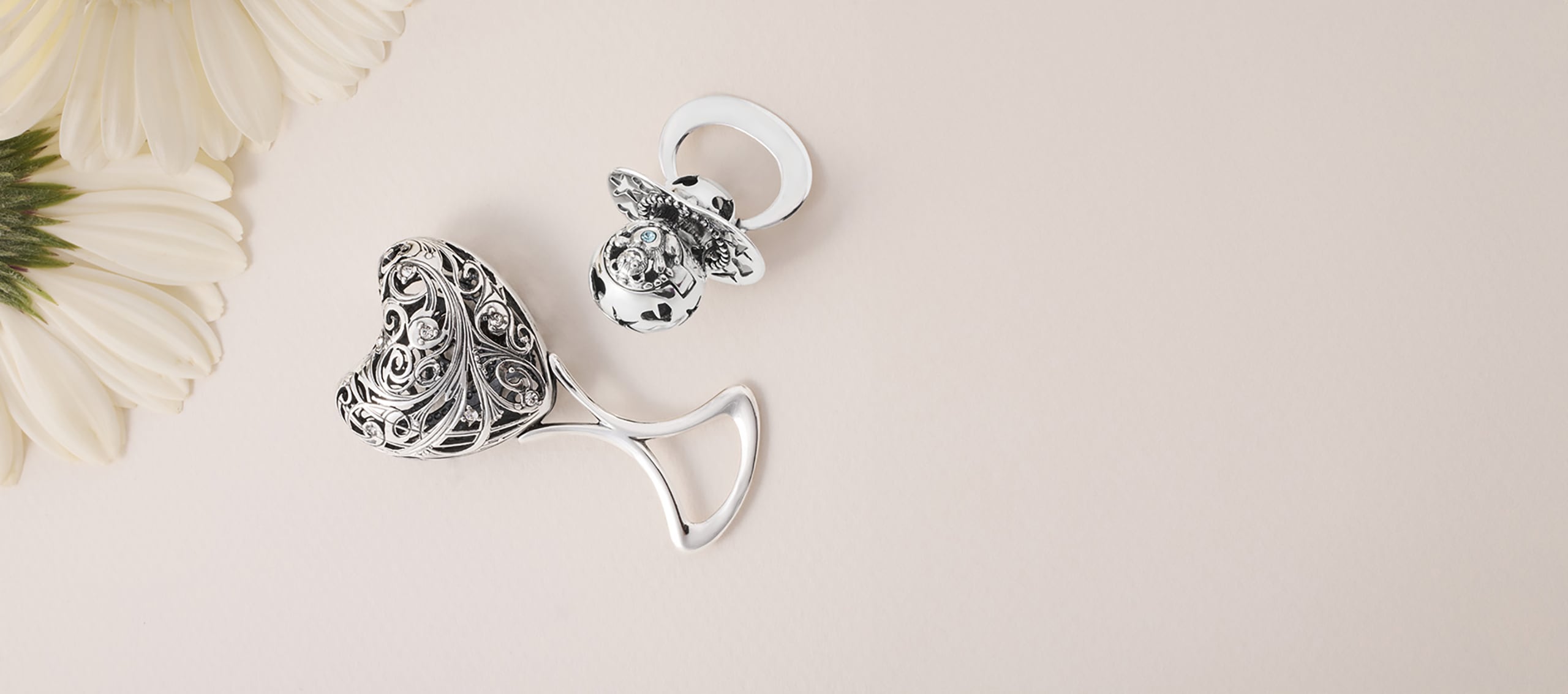 Dva stříbrné dárky ke křtu - dudlík a chrastítko