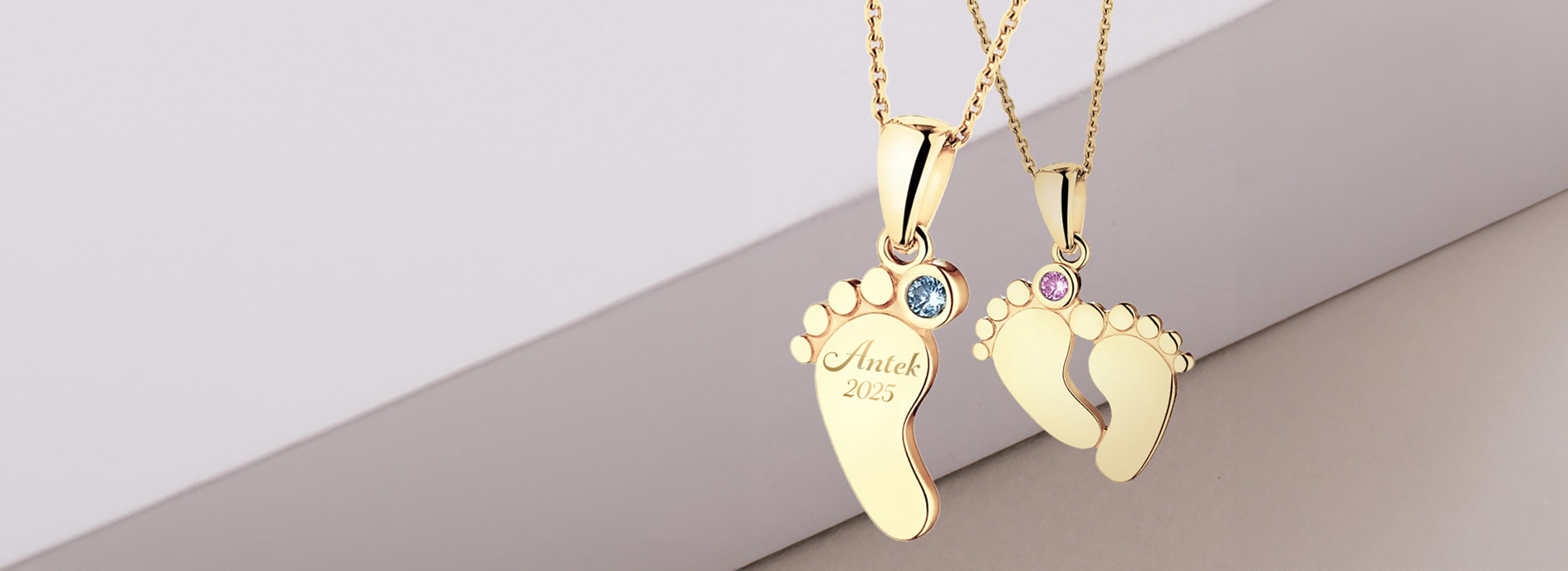 Zlatý přívěsek se syntetickým akvamarínem - gravírované nožičky