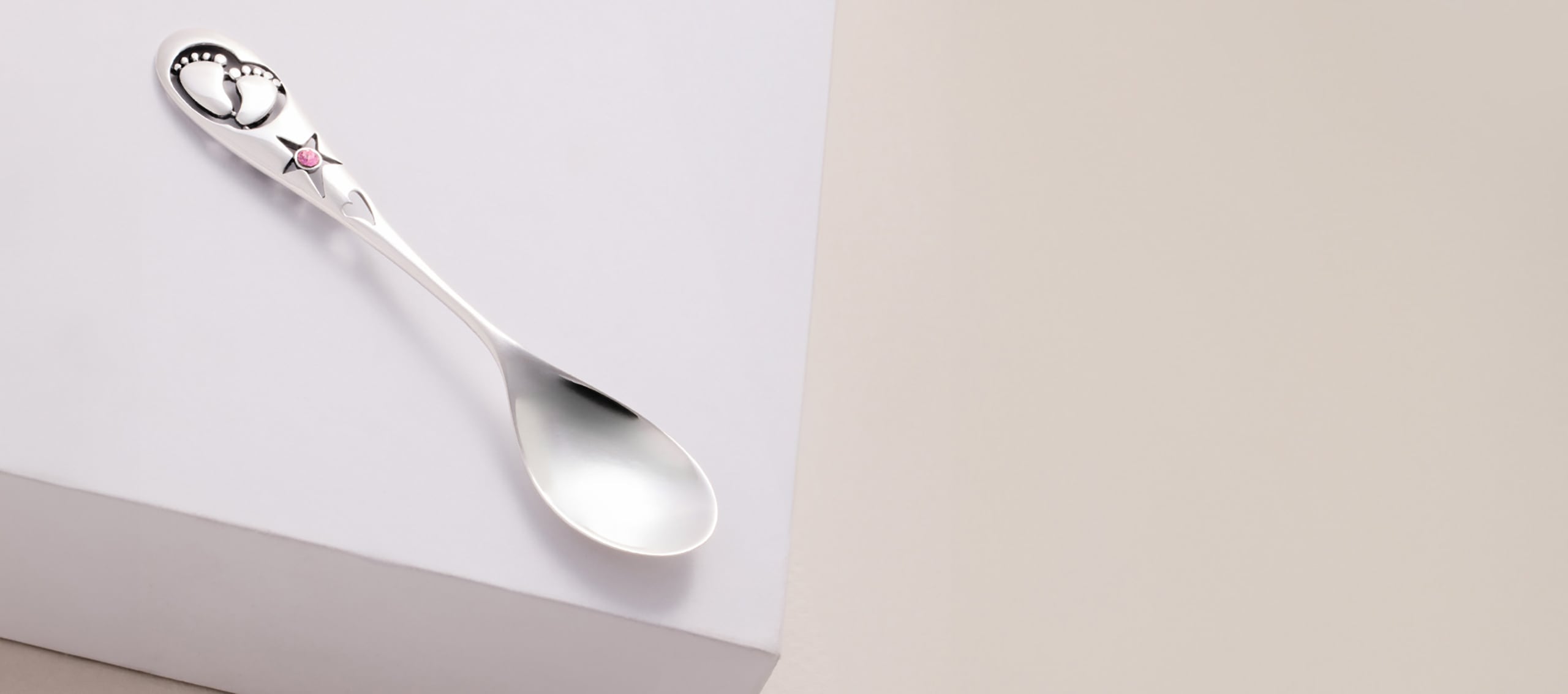 Stříbrná lžička s kubickou zirkonií - nohy, dívka
