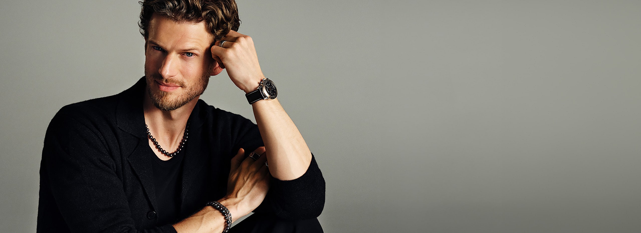 Muž předvádí šperky