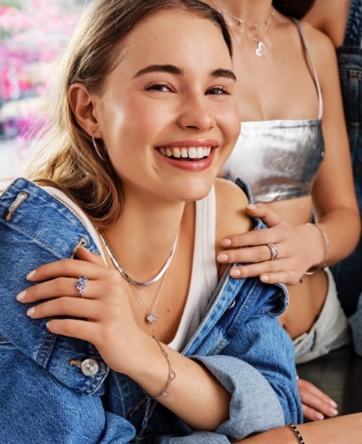 Dospívající dívka se chlubí náušnicemi.