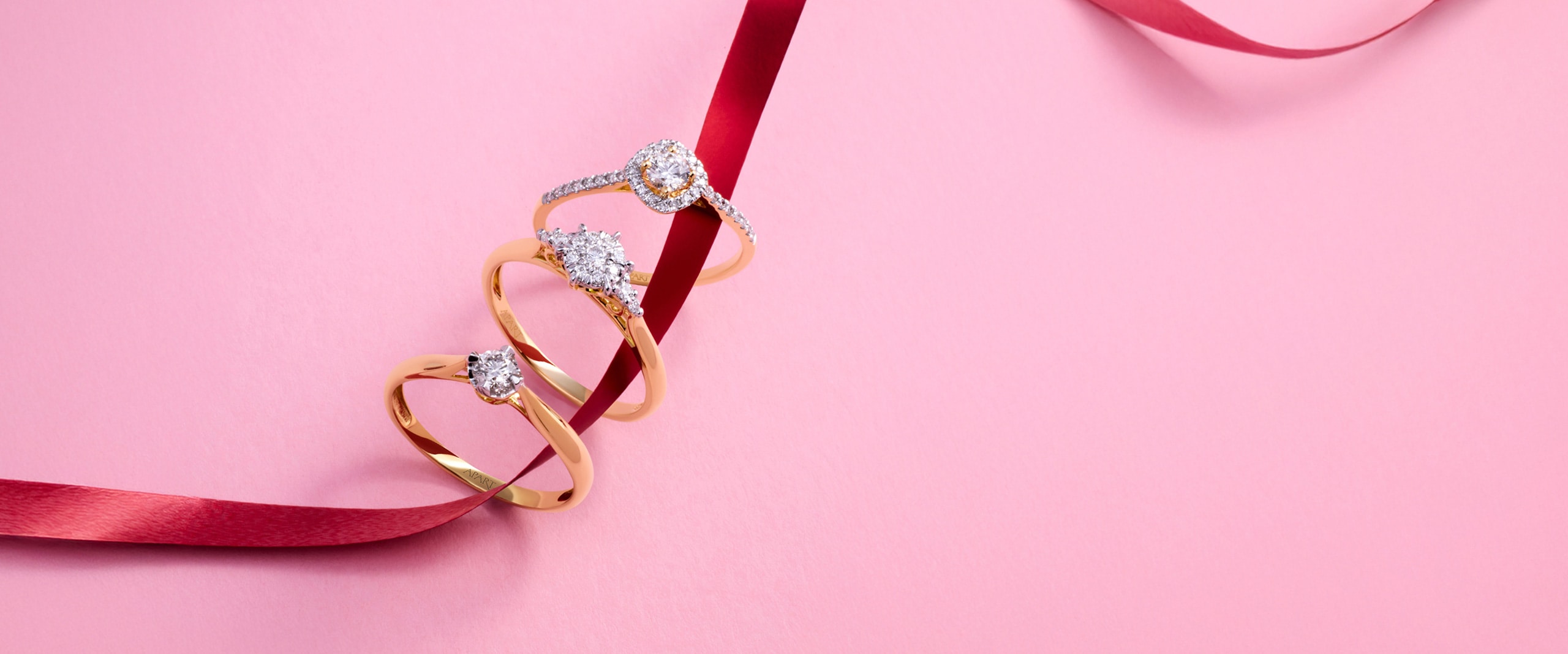 tři zlaté prsteny s diamanty a kubickými zirkony