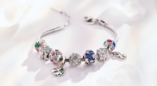 stříbrný náramek s přívěsky z korálků