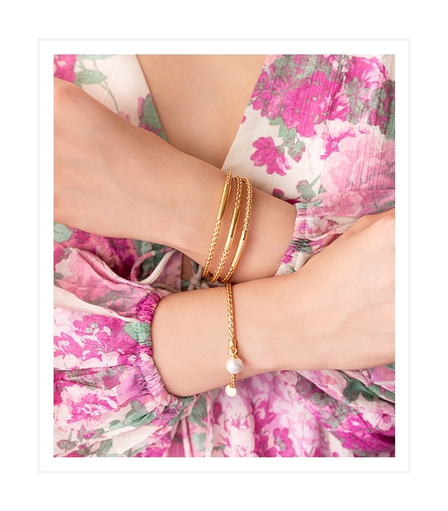 zlatý náramek a perlový náramek