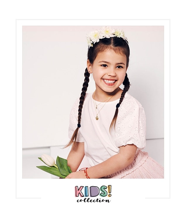 dívka v růžových šatech s věncem na hlavě ve stylu zlatých šperků