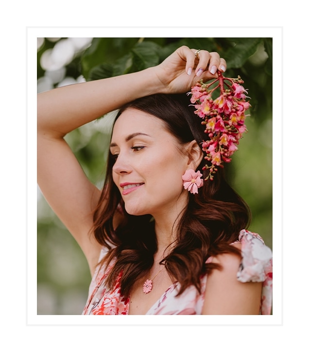 žena v jarních šatech ve stylu zlatých šperků s motivem květin