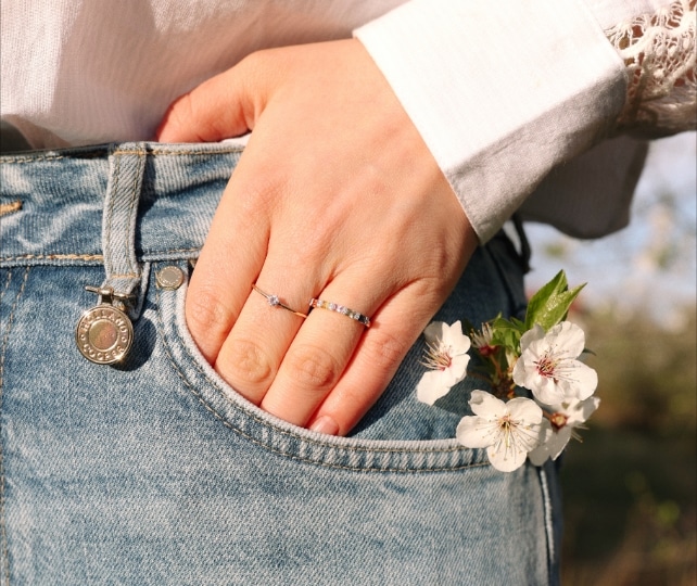 stříbrné prsteny se zirkony na ruce