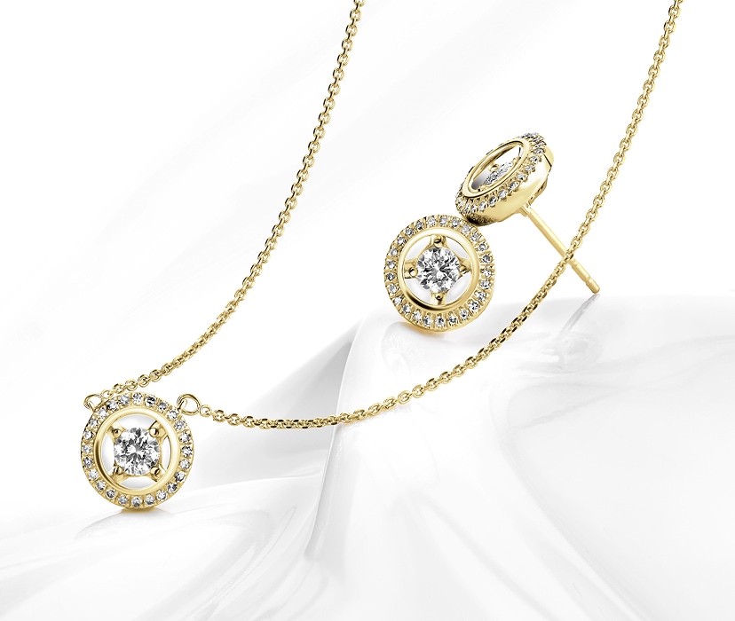 sada zlatých šperků s diamanty