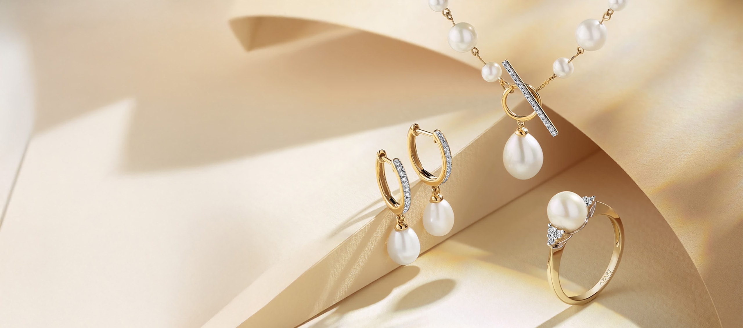 Sada zlatých šperků s perlami