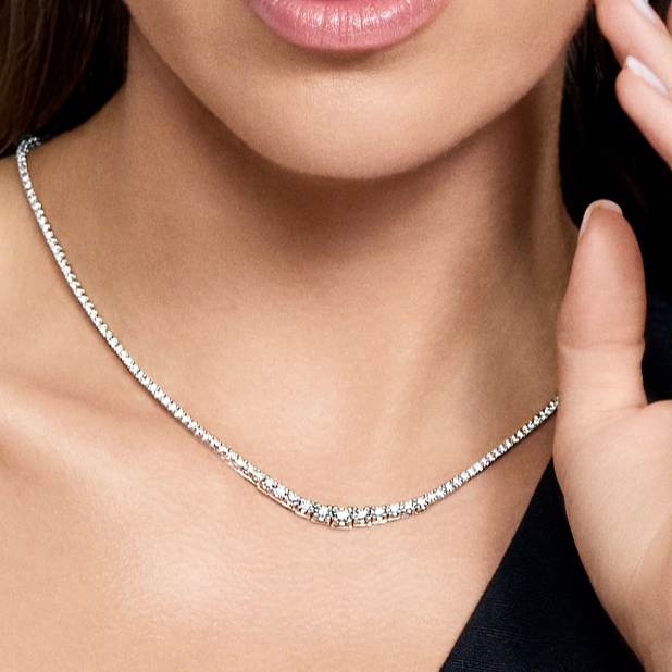 Elegantní náhrdelník z bílého zlata s diamantem na krku modelky