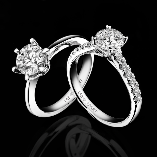 Dva zásnubní prsteny Apart s laboratorně vypěstovanými diamanty z kolekce Lab Diamonds