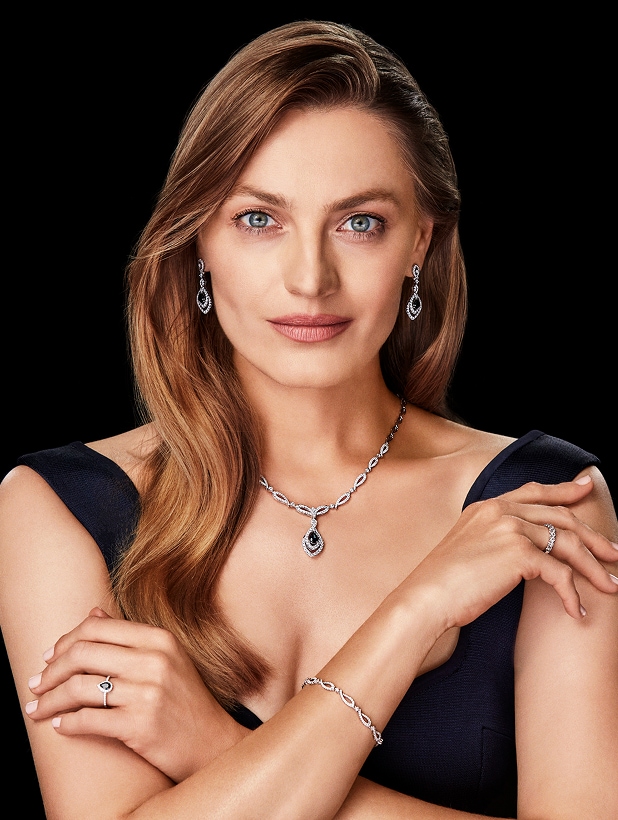 Anna Jagodzińska představuje šperky z bílého zlata s diamanty a safíry