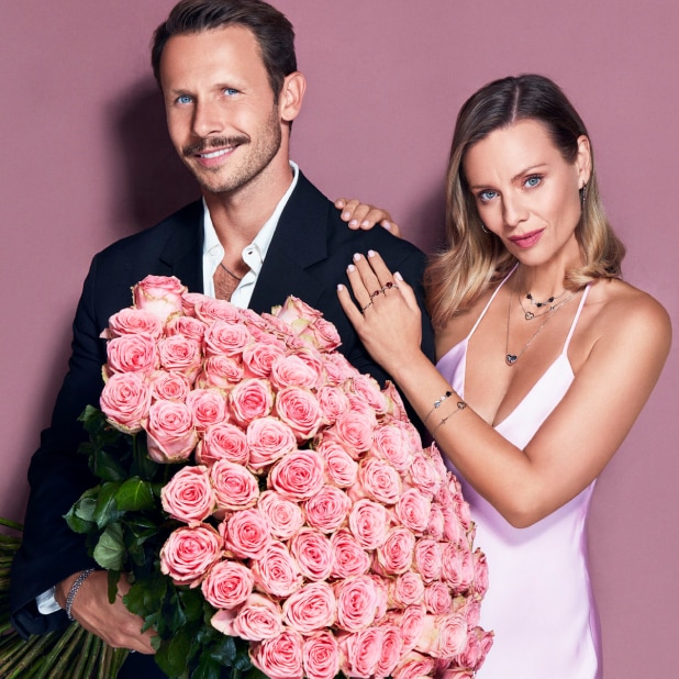 Magdalena Boczarska a Mateusz Banasiuk s kyticí květin předávají stříbrné šperky - náušnice, prsteny, náhrdelníky, náramky