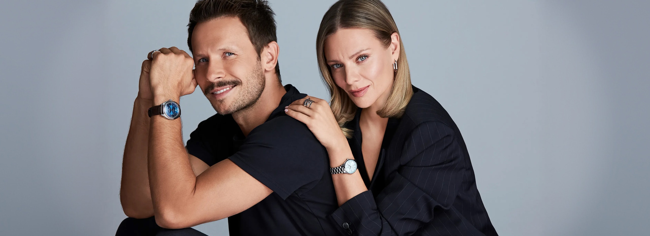 Magdalena Boczarska a Mateusz Banasiuk představují stříbrné náušnice a prsten a hodinky: Albert Riele Concerto pro ženy a Albert Riele pro muže