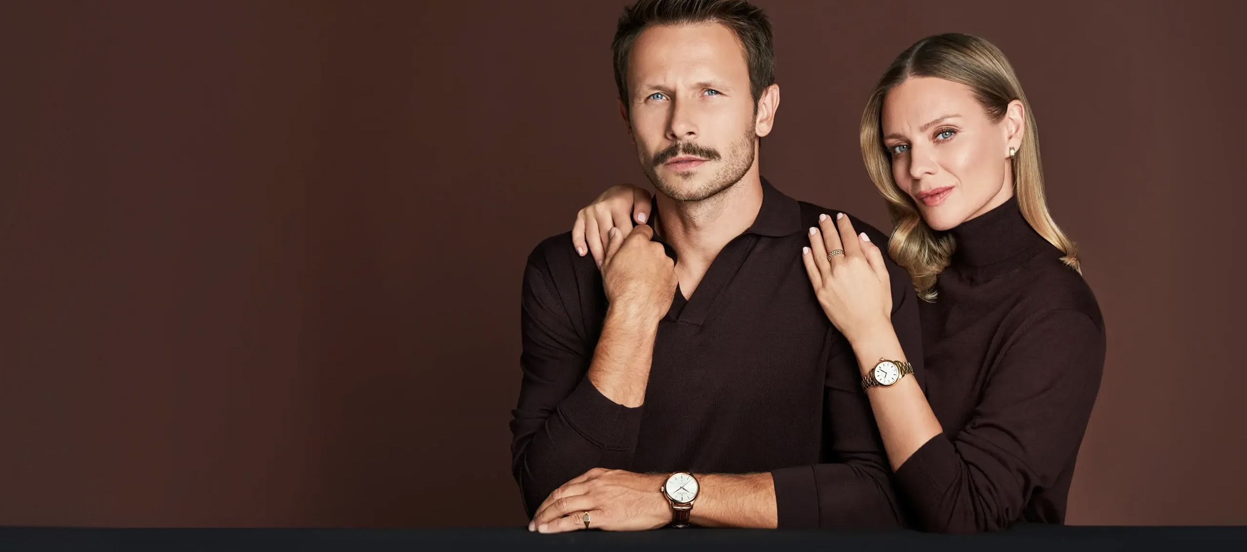 Magdalena Boczarska a Mateusz Banasiuk představují zlaté šperky a hodinky Albert Riele