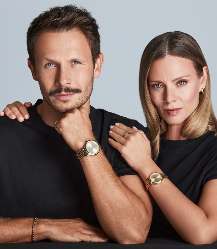 Magdalena Boczarska a Mateusz Banasiuk představují zlaté šperky: náušnice, náramek, prsten a hodinky Albert Riele Concert