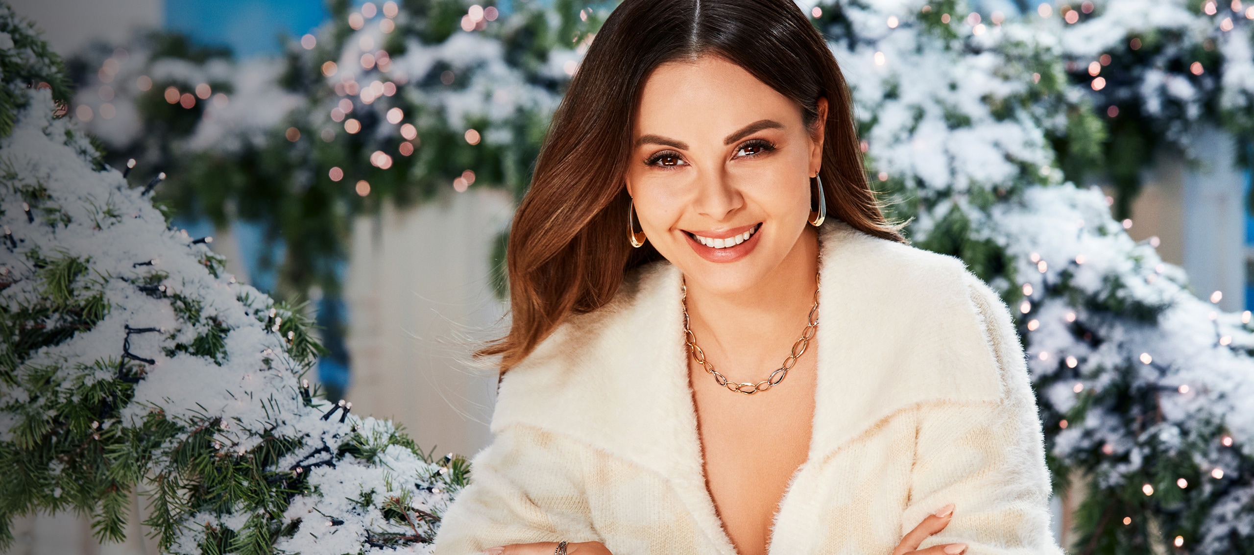 Monika Bagárová představuje zlaté šperky ve sněhobílém aranžmá - náušnice, náhrdelník, náramky, prsteny