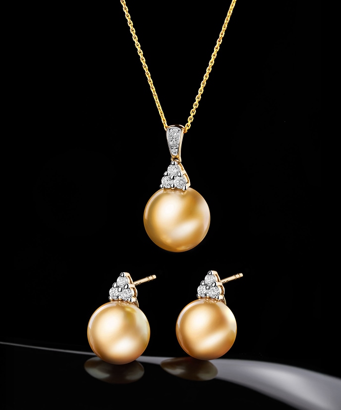 Luxury gold jewellery set with large golden South Sea pearls