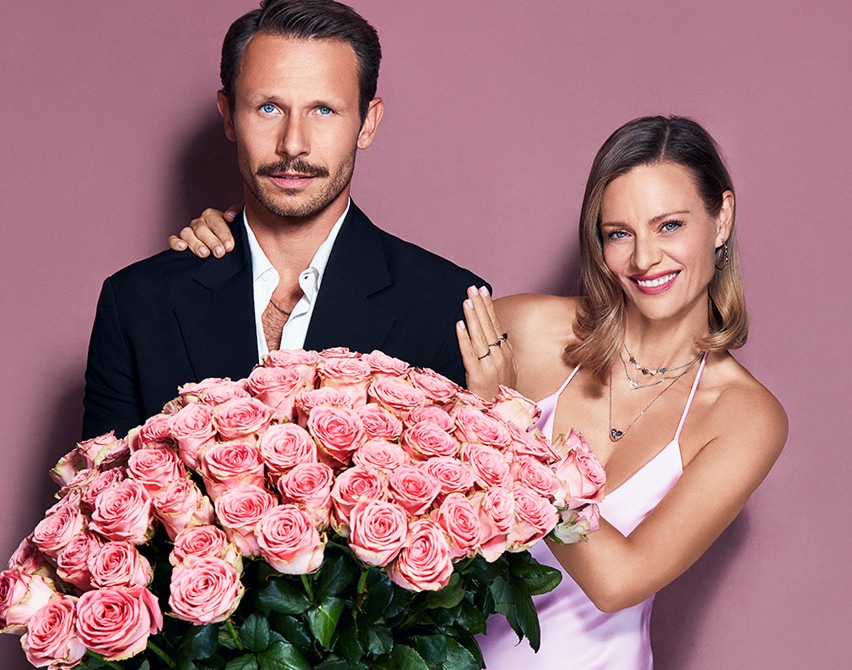 Magdalena Boczarska and Mateusz Banasiuk with a bouquet of pink roses