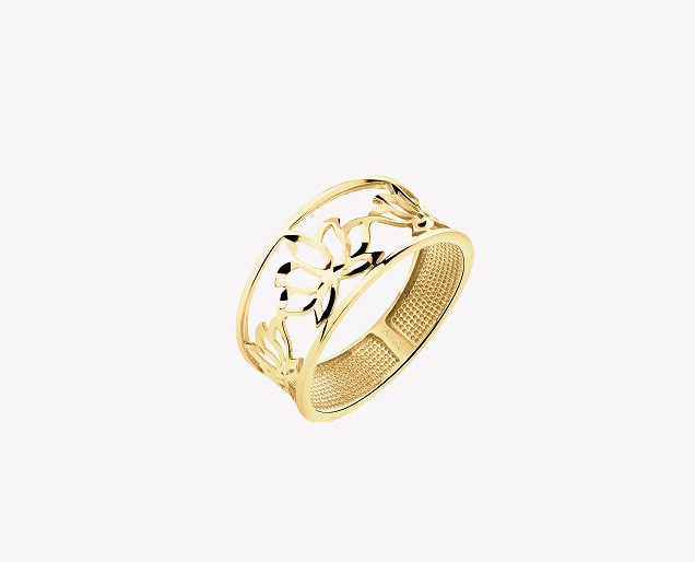 Gold ring with a lotus flower motif