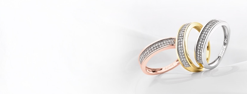 MODERN ENAGAGEMENT RING WITH MANY DIAMONDS