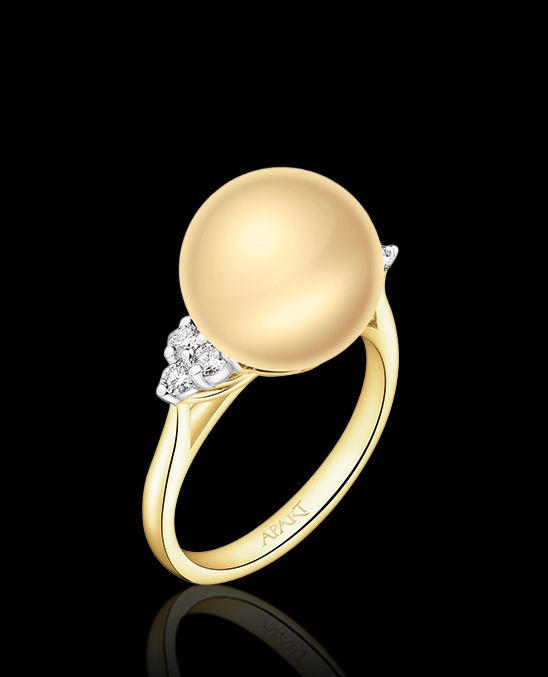 Gold ring with diamonds and a Golden South Sea pearl