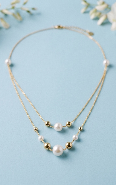 Gold pendant with necklace